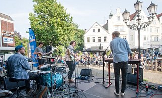 Eine Szene aus dem vergangenen Jahr: Die Münsteraner Band „Die Lieferanten“ gab in der Reihe „Mein Sommer, meine Stadt“ ein Konzert auf dem Gänsemarkt. - Ralf Bittner Eine Szene aus dem vergangenen Jahr: Die Münsteraner Band „Die Lieferanten“ gab in der Reihe „Mein Sommer, meine Stadt“ ein Konzert auf dem Gänsemarkt. - Ralf Bittner