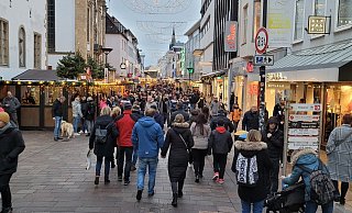 Den verkaufsoffenen Sonntag am ersten Advent nutzten viele für einen Bummel durch die Westernstraße. - Viktoria Bartsch Den verkaufsoffenen Sonntag am ersten Advent nutzten viele für einen Bummel durch die Westernstraße. - Viktoria Bartsch