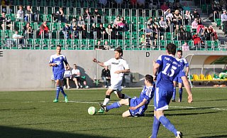 Schütze des Premierentores: Nico Schneck (weißes Trikot) erzielte am 2. August 2014 den ersten Treffer des SV Rödinghausen in der Fußball-Regionalliga. - Björn Kenter Schütze des Premierentores: Nico Schneck (weißes Trikot) erzielte am 2. August 2014 den ersten Treffer des SV Rödinghausen in der Fußball-Regionalliga. - Björn Kenter