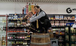 Titus (Bruno Alexander) und Thorsten (Marc Hosemann) in einer Szene aus der dritten Staffel "Die Discounter". - Christine Schroeder/Pyama Pictures/Prime Video/dpa Titus (Bruno Alexander) und Thorsten (Marc Hosemann) in einer Szene aus der dritten Staffel "Die Discounter". - Christine Schroeder/Pyama Pictures/Prime Video/dpa