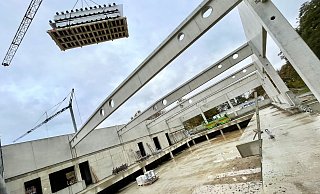 Zwei-Tonnen-Paket am Haken: Per Kran werden die Teile der Lieferung vom Lastwagen in den Rohbau gehoben. - Jens Reddeker Zwei-Tonnen-Paket am Haken: Per Kran werden die Teile der Lieferung vom Lastwagen in den Rohbau gehoben. - Jens Reddeker