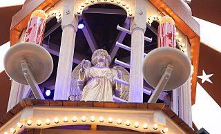 Ganz oben auf der imposamten Weihnachtspyramide drehen sich zwei goldene Engel. - Oliver Krato Ganz oben auf der imposamten Weihnachtspyramide drehen sich zwei goldene Engel. - Oliver Krato