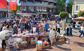 Die Menschen nutzen das schöne Wetter, um ausgiebig an den vielen Verkaufsständen in der Innenstadt zu stöbern und zu handeln. - Peter Heidbrink Die Menschen nutzen das schöne Wetter, um ausgiebig an den vielen Verkaufsständen in der Innenstadt zu stöbern und zu handeln. - Peter Heidbrink
