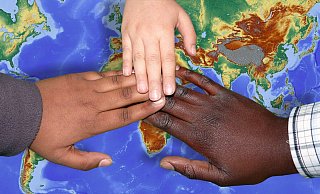 Durch die verstärkten Migrationsbewegungen der vergangenen Jahre werden die Folgen der grausamen Tradition aus verschiedenen Kulturen der Erde auch im Kreis Herford zunehmend relevant. - Pixelio Durch die verstärkten Migrationsbewegungen der vergangenen Jahre werden die Folgen der grausamen Tradition aus verschiedenen Kulturen der Erde auch im Kreis Herford zunehmend relevant. - Pixelio