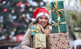NW-Volontärin Sevim Hangül steht vor dem großen Weihnachtsbaum auf dem Alten Markt und macht Werbung für die beliebte Aktion. - Frank-Michael Kiel-Steinkamp NW-Volontärin Sevim Hangül steht vor dem großen Weihnachtsbaum auf dem Alten Markt und macht Werbung für die beliebte Aktion. - Frank-Michael Kiel-Steinkamp