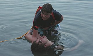 Lebensretter: Ein Mitglied der Natzunger Rettungsschwimmer bei einer früheren Übung am Godelheimer See. - Markus Tewes Lebensretter: Ein Mitglied der Natzunger Rettungsschwimmer bei einer früheren Übung am Godelheimer See. - Markus Tewes