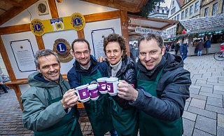 Positive Weihnachtsmarkt-Bilanz: Volker Frohnwieser (v.l.), Lukas Gerhards, Bettina Klusmann und Jan Mayer.Lions BilanzV.l Volker FrohnwieserLukas gerhardsBettina klusmannJan mayer - Sarah Jonek Fotografie Positive Weihnachtsmarkt-Bilanz: Volker Frohnwieser (v.l.), Lukas Gerhards, Bettina Klusmann und Jan Mayer.Lions BilanzV.l Volker FrohnwieserLukas gerhardsBettina klusmannJan mayer - Sarah Jonek Fotografie