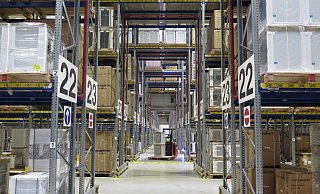 Zwischen den Hermes-Regalen ist es etwas kühler geworden. Künftig braucht das Logistik-Center noch mehr Platz. - Hermes Fulfilment Zwischen den Hermes-Regalen ist es etwas kühler geworden. Künftig braucht das Logistik-Center noch mehr Platz. - Hermes Fulfilment