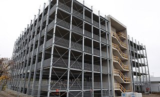 6.592 Quadratmeter Nutzfläche hat das Parkhaus des "Medical City Plaza" - Platz für gut 200 Fahrzeuge. - Jörg Stuke 6.592 Quadratmeter Nutzfläche hat das Parkhaus des "Medical City Plaza" - Platz für gut 200 Fahrzeuge. - Jörg Stuke