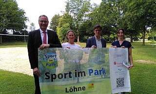Klaus Sundermeier (Sparkasse), Andrea Homburg (Sportkoordinatorin), Matthias Döding (Dezernent) und Sarah Schröder (Stadtwerke) laden die Löhnerinnen und Löhner ein, das umfangreiche Sportprogramm im Park zu nutzen. - Judith Gladow Klaus Sundermeier (Sparkasse), Andrea Homburg (Sportkoordinatorin), Matthias Döding (Dezernent) und Sarah Schröder (Stadtwerke) laden die Löhnerinnen und Löhner ein, das umfangreiche Sportprogramm im Park zu nutzen. - Judith Gladow