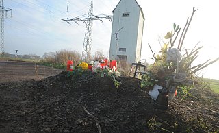 An dieser Stelle fand die Polizei die Leiche. Später legten Angehörige dort Blumen nieder. - Joern Spreen-Ledebur An dieser Stelle fand die Polizei die Leiche. Später legten Angehörige dort Blumen nieder. - Joern Spreen-Ledebur