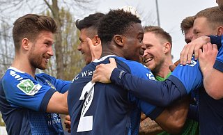 Matchwinner: Zur Freude der Mitspieler erzielten David Hüsing (l.) und Ufumwen Osawe (2) die Tore beim 2:0-Sieg des SC Wiedenbrück über den SV Straelen. - Jens Dünhölter Matchwinner: Zur Freude der Mitspieler erzielten David Hüsing (l.) und Ufumwen Osawe (2) die Tore beim 2:0-Sieg des SC Wiedenbrück über den SV Straelen. - Jens Dünhölter