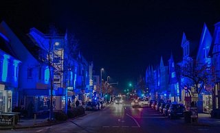 Beim Abendshopping am Blue Friday, 10. November, bis 20 Uhr erstrahlt Beverungen, hier die Lange Straße, im blauen Lichterglanz. - MaX-Showtechnik Gbr Beim Abendshopping am Blue Friday, 10. November, bis 20 Uhr erstrahlt Beverungen, hier die Lange Straße, im blauen Lichterglanz. - MaX-Showtechnik Gbr