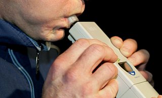 Aufgrund eines positiven Alkoholtests wurde dem Unfallfahrer auch eine Blutprobe entnommen. (Themenbild) - picture-alliance/ dpa/dpaweb Aufgrund eines positiven Alkoholtests wurde dem Unfallfahrer auch eine Blutprobe entnommen. (Themenbild) - picture-alliance/ dpa/dpaweb