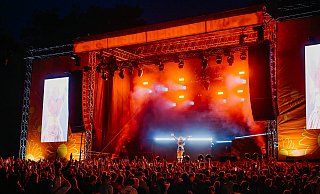 Headlinerin Badmomzjay gibt mit einer feurigen Bühnenshow richtig Gas beim Asta-Sommerfestival in Paderborn. - Besim Mazhiqi Headlinerin Badmomzjay gibt mit einer feurigen Bühnenshow richtig Gas beim Asta-Sommerfestival in Paderborn. - Besim Mazhiqi