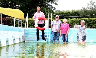 Ein letztes Mal plantschen Sieghart Kröger (v.l.), Ulrich Hein, Kornelia Hein und Vera Kuhlhoff in diesem Jahr im Bürgerbad in Lenzinghausen. Es wird in diesem Jahr nicht öffnen. Denn es verliert Wasser in großen Mengen. - Andreas Sundermeier Ein letztes Mal plantschen Sieghart Kröger (v.l.), Ulrich Hein, Kornelia Hein und Vera Kuhlhoff in diesem Jahr im Bürgerbad in Lenzinghausen. Es wird in diesem Jahr nicht öffnen. Denn es verliert Wasser in großen Mengen. - Andreas Sundermeier