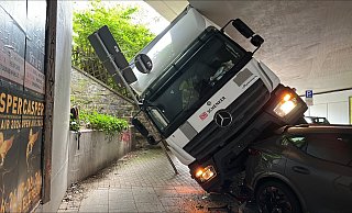 Der Lkw klemmt in Bielefeld unter der Brücke fest und muss entfernt werden. - Stefan Becker Der Lkw klemmt in Bielefeld unter der Brücke fest und muss entfernt werden. - Stefan Becker