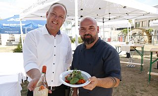 Betriebsleiter Jens Zahner und Küchenchef Nico Salewski vom Restaurant Von Köppen präsentieren spätsommerliche Gerichte und Getränke. - Sven Hauhart Betriebsleiter Jens Zahner und Küchenchef Nico Salewski vom Restaurant Von Köppen präsentieren spätsommerliche Gerichte und Getränke. - Sven Hauhart