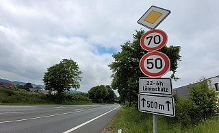 Auf der B239 in Quernheim gilt zwischen 22 Uhr am Abend und 6 Uhr am Morgen ein Tempolimit. - Florian Weyand Auf der B239 in Quernheim gilt zwischen 22 Uhr am Abend und 6 Uhr am Morgen ein Tempolimit. - Florian Weyand
