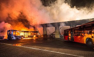 Szenen wie aus einem Hollywoodfilm ereignen sich bei einem Brand im Jahr 2019. Busse brennen, Explosionen sind in Bielefeld zu hören. - Christian Mathiesen Szenen wie aus einem Hollywoodfilm ereignen sich bei einem Brand im Jahr 2019. Busse brennen, Explosionen sind in Bielefeld zu hören. - Christian Mathiesen