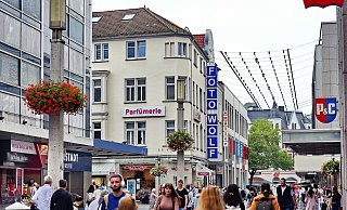 Die Bahnhofstraße gehört zu den Top 100 der Einkaufsstraßen in Deutschland. Dennoch gibt es viele Leerstände und Zukunftssorgen. - Barbara Franke Die Bahnhofstraße gehört zu den Top 100 der Einkaufsstraßen in Deutschland. Dennoch gibt es viele Leerstände und Zukunftssorgen. - Barbara Franke