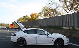 Der geliehene Porsche hat nach dem Unfall nur noch Schrottwert, aber das sollen immerhin noch 20.000 Euro sein. Der Fahrer musste sich Donnerstag vor Gericht verantworten. - Polizei Herford Der geliehene Porsche hat nach dem Unfall nur noch Schrottwert, aber das sollen immerhin noch 20.000 Euro sein. Der Fahrer musste sich Donnerstag vor Gericht verantworten. - Polizei Herford