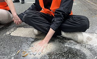 Die Aktivisten mischen für die sogenannten "Betonhände" eine Mixtur aus Sand und Kleber zusammen. Mit Öl und Lösemittel ist dem nicht mehr beizukommen. - Paul Brinkmann Die Aktivisten mischen für die sogenannten "Betonhände" eine Mixtur aus Sand und Kleber zusammen. Mit Öl und Lösemittel ist dem nicht mehr beizukommen. - Paul Brinkmann