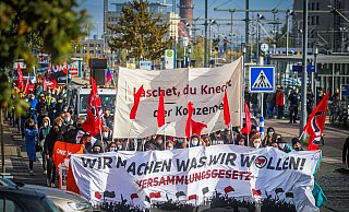 2021 demonstrierte die "Antinationale Linke Bielefeld" (ALIBI) anlässlich des CDU-Parteitags in der Bielefelder Stadthalle und organisierte Gegenproteste bei den sogenannten "Lichterspaziergängen" der Corona-Gegner. - Sarah Jonek Fotografie 2021 demonstrierte die "Antinationale Linke Bielefeld" (ALIBI) anlässlich des CDU-Parteitags in der Bielefelder Stadthalle und organisierte Gegenproteste bei den sogenannten "Lichterspaziergängen" der Corona-Gegner. - Sarah Jonek Fotografie