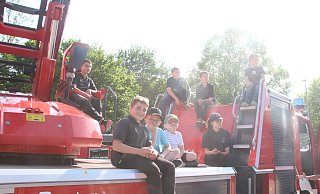 Auf dem Drehleiter-Fahrzeug in der Sonne chillen, ist sonst nicht erlaubt. - Burkhard Battran Auf dem Drehleiter-Fahrzeug in der Sonne chillen, ist sonst nicht erlaubt. - Burkhard Battran