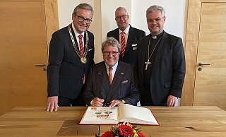 Reinhard Zinkann, geschäftsführender Gesellschafter der Miele & Cie. KG in Gütersloh, unterzeichnet im Beisein von (v. l.) Bürgermeister Michael Dreier, Gildemeister Johannes Beverungen und Erzbischof Udo Markus Bentz im Goldenen Buch der Stadt Paderborn. - Stadt Paderborn Reinhard Zinkann, geschäftsführender Gesellschafter der Miele & Cie. KG in Gütersloh, unterzeichnet im Beisein von (v. l.) Bürgermeister Michael Dreier, Gildemeister Johannes Beverungen und Erzbischof Udo Markus Bentz im Goldenen Buch der Stadt Paderborn. - Stadt Paderborn