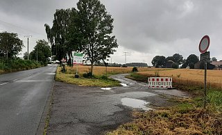 Verbotene Durchfahrt: Ein Abzweig an der Industriestraße führt über einen Feldweg zu einem Gehöft und weiter zur Papenheimer Straße in Richtung der B252. - Dieter Scholz Verbotene Durchfahrt: Ein Abzweig an der Industriestraße führt über einen Feldweg zu einem Gehöft und weiter zur Papenheimer Straße in Richtung der B252. - Dieter Scholz