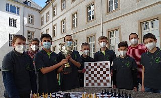 Das siegreiche Theodorianum-Team um (v. l.) Philipp Klerx, Schulleiterin Nicole Michaelis, Shayan Nourzad, Heyang Li, Jakob Gering, Linus Rohm, Deniz Bade, Lehrer Paul Huneke und Maurin Möller. - Theodorianum Das siegreiche Theodorianum-Team um (v. l.) Philipp Klerx, Schulleiterin Nicole Michaelis, Shayan Nourzad, Heyang Li, Jakob Gering, Linus Rohm, Deniz Bade, Lehrer Paul Huneke und Maurin Möller. - Theodorianum