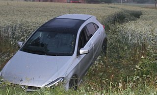 Der Mercedes durchfuhr das Getreidefeld und stoppte im Graben. - Polizei Minden-Lübbecke Der Mercedes durchfuhr das Getreidefeld und stoppte im Graben. - Polizei Minden-Lübbecke