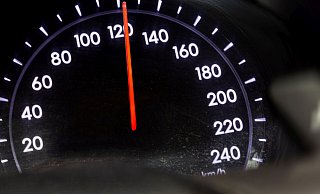 Bei den groß angelegten Tempokontrollen sind der Polizei zahlreiche Raser ins Netz gegangen. - picture alliance / CHROMORANGE Bei den groß angelegten Tempokontrollen sind der Polizei zahlreiche Raser ins Netz gegangen. - picture alliance / CHROMORANGE