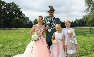 Die bezaubernde Regentin Moni Steltenkamp trug beim Schützenfest in Schöning im Kreis Paderborn ein außergewöhnliches Königinnenkleid in hellem Apricot-Ton mit ausladender Schleppe und aufgestickten Blumen. - Regina Brucksch Die bezaubernde Regentin Moni Steltenkamp trug beim Schützenfest in Schöning im Kreis Paderborn ein außergewöhnliches Königinnenkleid in hellem Apricot-Ton mit ausladender Schleppe und aufgestickten Blumen. - Regina Brucksch