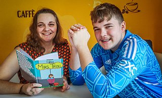 Ben (16) geht ganz offen mit seiner Krankheit um. Seine Mutter Anna Detering hat ein Kinderbuch über den Familienalltag mit Tourette geschrieben. Es ist kostenlos im Internet zu lesen. - Sarah Jonek Ben (16) geht ganz offen mit seiner Krankheit um. Seine Mutter Anna Detering hat ein Kinderbuch über den Familienalltag mit Tourette geschrieben. Es ist kostenlos im Internet zu lesen. - Sarah Jonek