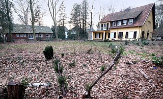 Das Gras wuchert, der Boden ist übersät mit braunen Blättern. Die alte, gelbe Wirus-Villa (rechts) und der rote Luxus-Bungalow stehen seit einigen Monaten leer. - Andreas Frücht Das Gras wuchert, der Boden ist übersät mit braunen Blättern. Die alte, gelbe Wirus-Villa (rechts) und der rote Luxus-Bungalow stehen seit einigen Monaten leer. - Andreas Frücht