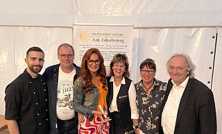 Das Catering-team mit Jan Walther (v.l.) Hartmut Knopse, Andrea Berg, Moni Massmann, Manuela Bruns und Rainer Bruns - Manuela Bruns Das Catering-team mit Jan Walther (v.l.) Hartmut Knopse, Andrea Berg, Moni Massmann, Manuela Bruns und Rainer Bruns - Manuela Bruns