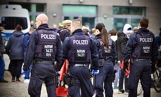 Polizeibeamte sind im Bahnhofsumfeld unterwegs. - NW Polizeibeamte sind im Bahnhofsumfeld unterwegs. - NW