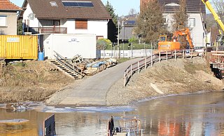 Die Baustelle der Flutmuldenbrücke ist nach dem Hochwasser zugefroren. Direkt vor der Brücke ragt ein rätselhaftes Metallgestell aus dem Eis. - Ulf Hanke Die Baustelle der Flutmuldenbrücke ist nach dem Hochwasser zugefroren. Direkt vor der Brücke ragt ein rätselhaftes Metallgestell aus dem Eis. - Ulf Hanke