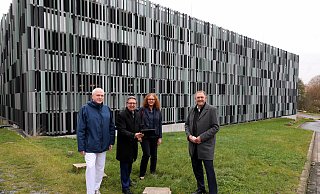 Der Chefarzt der Kinder- und Jugendklinik, Walter Koch (l.), Klinikvorstand Peter Hutmacher (r.) und NW-Redakteurin Corina Lass (2.v.r.) stehen auf der Fläche, auf der bald ein Mini-Wald wachsen soll. Dabei unterstützt sie Andreas Kelch von der Volksbank Herford-Mindener Land, über deren Crowdfunding-Plattform die Initiatoren ihr Projekt vorstellen und um Spenden bitten. - Frank-Michael Kiel-Steinkamp Der Chefarzt der Kinder- und Jugendklinik, Walter Koch (l.), Klinikvorstand Peter Hutmacher (r.) und NW-Redakteurin Corina Lass (2.v.r.) stehen auf der Fläche, auf der bald ein Mini-Wald wachsen soll. Dabei unterstützt sie Andreas Kelch von der Volksbank Herford-Mindener Land, über deren Crowdfunding-Plattform die Initiatoren ihr Projekt vorstellen und um Spenden bitten. - Frank-Michael Kiel-Steinkamp