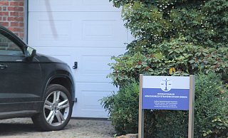 Anhänger der Reichsbürgerbewegung haben offenbar eine neue Botschaft in Porta Westfalica-Möllbergen eröffnet. - Ulf Hanke Anhänger der Reichsbürgerbewegung haben offenbar eine neue Botschaft in Porta Westfalica-Möllbergen eröffnet. - Ulf Hanke