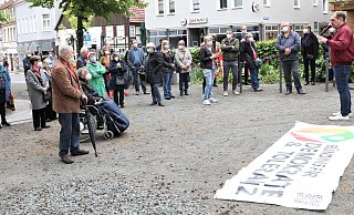 Mehr als 100 Menschen waren zur Veranstaltung des Bündnisses für Demokratie und Toleranz zum Gebrüder-Warburg-Platz in Warburg gekommen, um der Coronatoten zu gedenken und den Helfern zu danken - aber auch, um zu Solidarität und Zusammenhalt aufzurufen. - Simone Flörke Mehr als 100 Menschen waren zur Veranstaltung des Bündnisses für Demokratie und Toleranz zum Gebrüder-Warburg-Platz in Warburg gekommen, um der Coronatoten zu gedenken und den Helfern zu danken - aber auch, um zu Solidarität und Zusammenhalt aufzurufen. - Simone Flörke