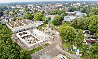 Im Vordergrund ist auf der Baustelle des Hövelhofer Sennebads aus der Luft die in dieser Woche fertiggestellte Kellerdecke gut zu erkennen. Die großen rechteckigen Aussparungen sind die Stellen, in denen später die beiden Becken untergebracht werden, das kleinere Kursbecken und das reguläre Schwimmerbecken. - Jens Reddeker Im Vordergrund ist auf der Baustelle des Hövelhofer Sennebads aus der Luft die in dieser Woche fertiggestellte Kellerdecke gut zu erkennen. Die großen rechteckigen Aussparungen sind die Stellen, in denen später die beiden Becken untergebracht werden, das kleinere Kursbecken und das reguläre Schwimmerbecken. - Jens Reddeker