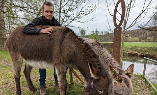 Lukas Barkhausen sind die beiden Netheesel längst ans Herz gewachsen. - Privat Lukas Barkhausen sind die beiden Netheesel längst ans Herz gewachsen. - Privat