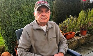 Speditionsfahrer Werner Treichel sitzt nach der aufregenden Rettung zu Hause im Garten. - Fotorechte: Werner Treichel Speditionsfahrer Werner Treichel sitzt nach der aufregenden Rettung zu Hause im Garten. - Fotorechte: Werner Treichel