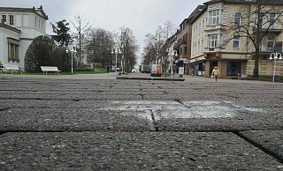Vor der Querdenkerdemo sind Parolen gegen die AfD und ihre Politiker auf die Straßen gesprüht worden. Unbekannte haben diese Sprüche wiederum - wie auf dem Augustaplatz - übersprüht. - Ulf Hanke Vor der Querdenkerdemo sind Parolen gegen die AfD und ihre Politiker auf die Straßen gesprüht worden. Unbekannte haben diese Sprüche wiederum - wie auf dem Augustaplatz - übersprüht. - Ulf Hanke