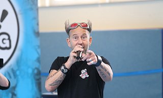 KiKa-Moderator Tom Lehel war den Schülerinnen und Schülern der Grundschule Elverdissen aus dem Fernsehen bestens bekannt und hat die dritten und vierten Klassen mit seinem gefühlvollen Programm unterhalten. - Claus Frickemeier KiKa-Moderator Tom Lehel war den Schülerinnen und Schülern der Grundschule Elverdissen aus dem Fernsehen bestens bekannt und hat die dritten und vierten Klassen mit seinem gefühlvollen Programm unterhalten. - Claus Frickemeier