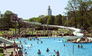 Das Bielefelder Wiesenbad ist mit Abstand das beliebteste der städtischen Freibäder. Im vergangenen Jahr zählte die BBF hier 100.600 Badegäste. - Sarah Jonek Das Bielefelder Wiesenbad ist mit Abstand das beliebteste der städtischen Freibäder. Im vergangenen Jahr zählte die BBF hier 100.600 Badegäste. - Sarah Jonek