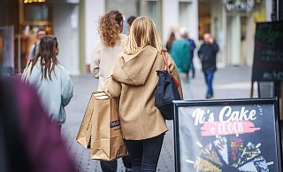 Die Kunden kommen wieder, doch für ein Ende-gut-alles-gut ist es noch zu früh. Trotzdem: Es geht bergauf. - Sarah Jonek Fotografie Die Kunden kommen wieder, doch für ein Ende-gut-alles-gut ist es noch zu früh. Trotzdem: Es geht bergauf. - Sarah Jonek Fotografie